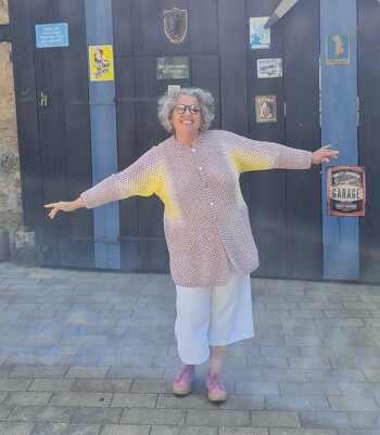 Neue Lieblingsjacke - einfach zu häkeln und sehr angenehm zu tragen!
Die Anleitung ist sehr gut beschrieben, bebildert und teilweise ist eine Häkelschrift verwendet worden, daher ist das Ergebnis wirklich sehenswert.