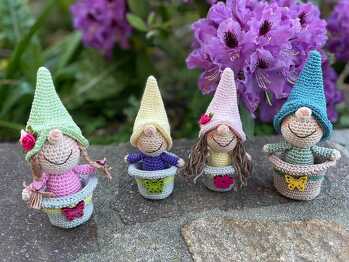 Diese Süssen sind schnell gehäkelt und machen wirklich süchtig. Die Kleinen hab ich mit Baumwolle mit 180m LL und Nnr 1,5 gehäkelt. Die AL ist von Rimajas und ganz toll geschrieben 🥰