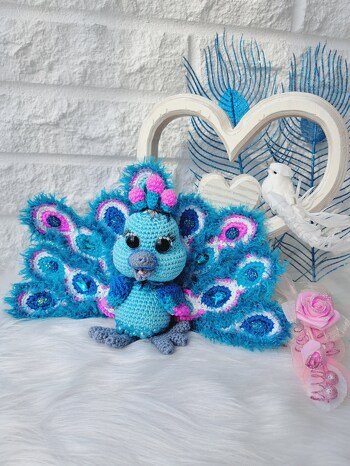 Es hat riesigen Spaß gemacht den süßen Coco zu häkeln.  Die Anleitung ist super detailliert und bebildert 👌🏻 Jeder Schritt ist genau beschrieben 👏🏻
Marili Designs
Coco der Pfau 🦚😍
