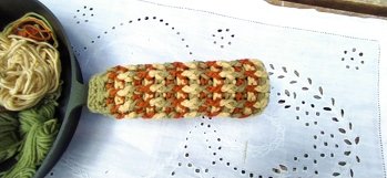 Ein Schutz für den Griff war gewünscht. Guss Pfannen werden leider auch am Griff sehr heiß. Habe mich für relief Stäbchen entschieden