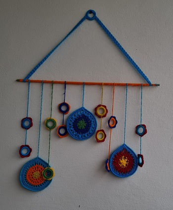 Wozu doch alte CDS noch gut sind 😉. Upsycling für einen wunderbaren Wandbehang der nun unseren Balkon verschönert.