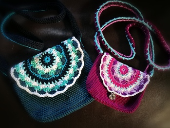 wer Mandalas liebt, muss diese Tasche einfach häkeln !
Für mich als Fortgeschrittene war es gut machbar und sie sieht super aus.