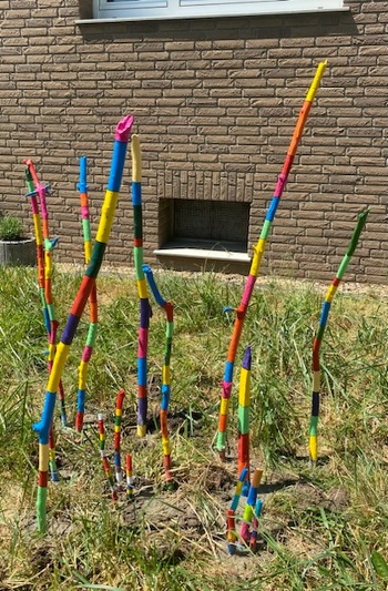 Ich bin momentan immer ein bisschen „anders“ kreativ unterwegs.
Diese Äste haben die Kinder und ich letztes Jahr gesammelt und nun habe ich sie endlich fertig bemalt und im Vorgarten „eingepflanzt“. (Betoniert)
Inzwischen hängen noch 2 gehäkelte Wind-Spiralen daran…