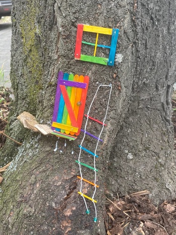 Das Wichtelchen hat noch ein Trittbrett unter der Türe und seitlich eine Strickleiter angebracht 😉