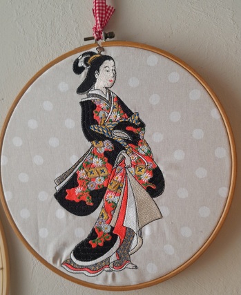 so nun ist die Geisha da wo ich sie haben wollte, in einem schönem Rahmen und als Bild an der Wand in meinem Nähzimmer