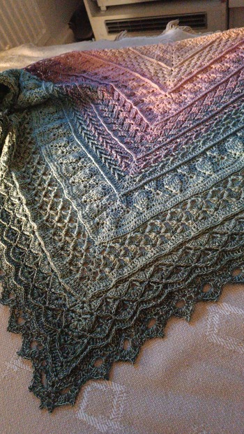 Schönes Tuch aber leider schlechte Anleitung. Wenn überarbeitet hat diese aber wirklich Potenzial. Die Freude über das fertige Tuch wurde so leider überschattet von der Erleichterung, sich endlich fertig durch die Anleitung gekämpft zu haben.