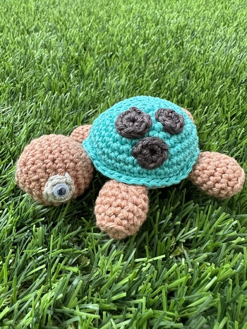 Ich durfte wieder mal Probe häkeln. Die Anleitung für die niedliche Schildkröte findet ihr bei Pepis Welt.