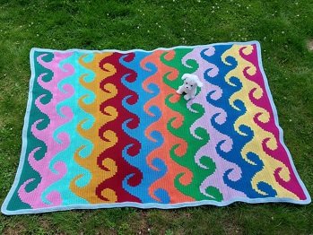 In 3 Wochen Urlaub habe ich diese Decke aus Megaball Aran (hobbii) mitNS gehäkelt. Sie ist über 2m lang und wiegt ca. 3,5kg. Die Anleitung gibt's auf Pinterest.