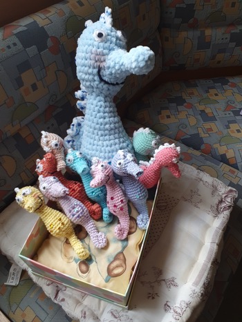Lauter kleine gehäkelte Seepferdchen für meine Erstklässler zum Geburtstag.