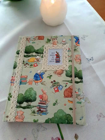 Der neue Schulplane ist fertig mit einem Stoff von acufactum beklebt. So wird ein schlichter Planer zu etwas Einzigartigem.