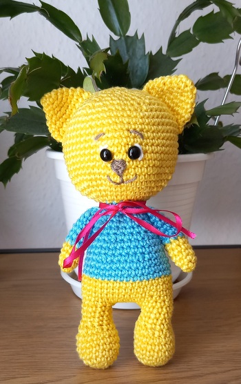 Lt Anleitung ein Teddy, aber sieht eher wie eine Katze aus. Egal. Trotzdem niedlich, oder was meint ihr?