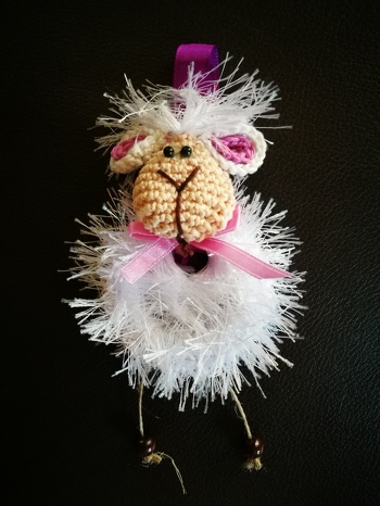 Nach einer Anleitung von Mtinitoon entstand das kleine Schaf Wuschel. Leider hatte ich keine Mini-Dekoteile zur Hand, so ist es etwas einfacher geworden.