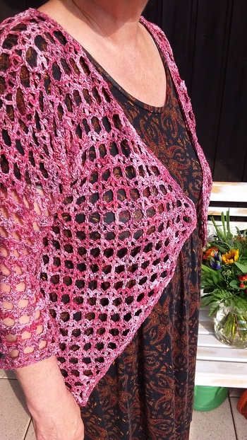 Eine pfiffige Jacke, mit vielen Möglichkeiten, aber da liegt auch der Haken. Es gibt keine genauen Massangaben, und nach 2 x Auftrennen der gesamten Jacke, weil Rücken zu breit dabei Vorderteil zu schmal oder umgekehrt, hilft einem eine Nachfrage bei der Autorin, die erst 2 Wochen später eintrudelt, auch nicht wirklich weiter. Letztendlich wurde es dann ein dreieckiges Vorderteil in Kombi aus normal u. oversize und damit habe ich ein schönes Ergebnis erreicht. Ich arbeite gerade an der nächsten Jacke in einer anderen Farbe. Ich weiss ja jetzt wie es geht !!! 😉