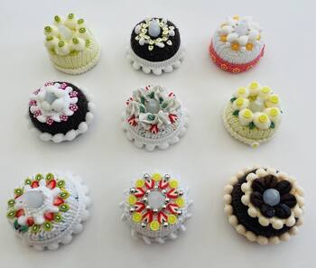 Tolle Anleitungsidee und so schnell gestrickt! Das Verzieren nimmt etwas Zeit in Anspruch, macht aber total Spaß.