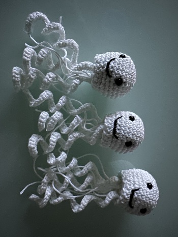 Nachtleuchtendes Garn sieht ja erst einmal nach nix aus.