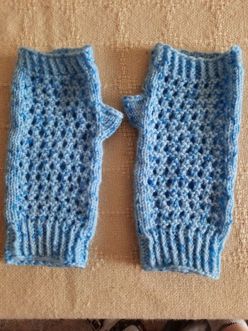 Diese Handstulpen habe ich für meine Enkelkinder gestrickt