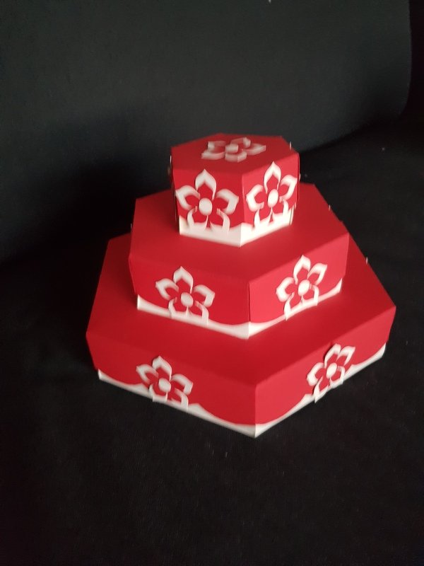 Pralinenschachtel dreistöckig – Bastelvorlagen mit Anleitung