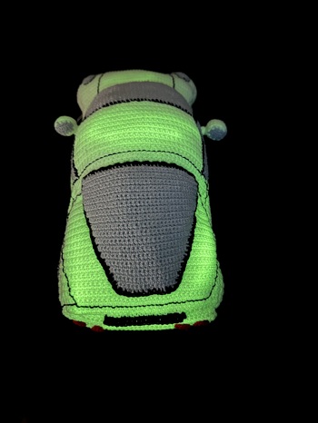 Und damit man es auch nachts findet, natürlich aus Leuchtwolle!