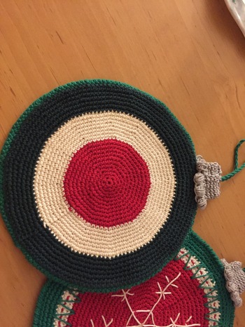 Die rückwärtige Seite. Ihr Topflappen sind dadurch griffiger und süßendem sehen sie dadurch ordentlicher aus, weil man die Fäden verstecken kann. Ich finde es schöner so.