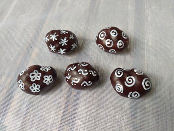 Dieses Jahr habe ich mit meinen aufgesammelten Kastanien mal was neues ausprobiert...
Ich habe sie einfach ein bisschen angemalt