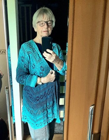 Ich hab die Zacken zum Saum hin etwas reduzierter gehäkelt und den Ärmel ganz schlicht. Dachte, mit meinen 85 Jahren, sollte es nicht ganz so flippig sein  .Fühle mich rundum wohl und hab Komplimente von meinen Töchtern eingeheimst !-)
