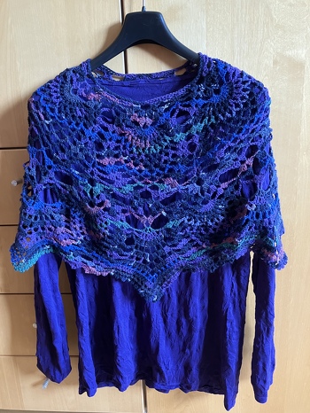 Schulterwärmer aus Sockenwolle.
Gehäkelt mit 3,5er Nadel.