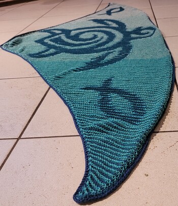 Mein erstes Illusionstricktuch ohne Strickschrift (Bilder mit Maschenart). Mit 4er Rundstricknadel gestrickt, 1 Knäuel Teal Twister Solid, und ca. 1/2 Knäuel Twister Mermaid verwendet, für die Umrandung 2 Runden halbe Stäbchen mit 3,5 Häkelnadel Twister Solid Dutch Blue gehäkelt.