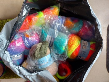 Die neue Lieferung ist da! Yarnart Bellissimo 😻
Bin gespannt,  was daraus so alles wird.
Wolle kommt von Wollen, nicht von Brauchen. 🧶