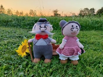 Hallo zusammen.
In den letzten Tagen hab ich mich an Opa Gustl und Oma Rosl randgemacht. Es war sehr viel Arbeit, aber ich finde es hat sich soo sehr gelohnt! Vielen Dank für diese tolle Anleitung.
LG Maria 🍀