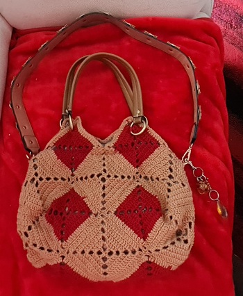 Eine interessante Tasche mit Innenfutter,die auch die Griffe und den Hurt einer alten Tasche wieder verwendet.