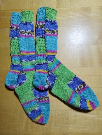 Mit 2 Nadeln gestrickt. Macht Lust auf mehr . Wolle Opal Schafpate