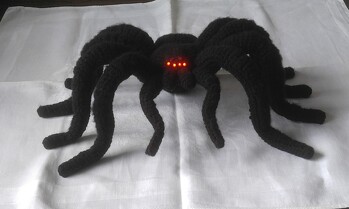 Habe einen Akku eingehäkelt. Der Port ist seitlich und kann mit einem Kabel aufgeladen werden. Durchmesser 30cm