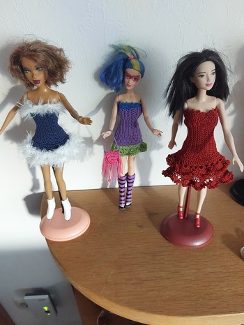 Anleitung war sehr gut beschrieben.
Ich habe sie teilweise etwas abgewandelt und dann kam etwas ganz Neues dabei heraus.
Alle 3 Kleider sind nach der selben  Anleitung
