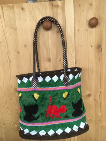 Die Tasche wurde mit Baumwollgarn gehäkelt.