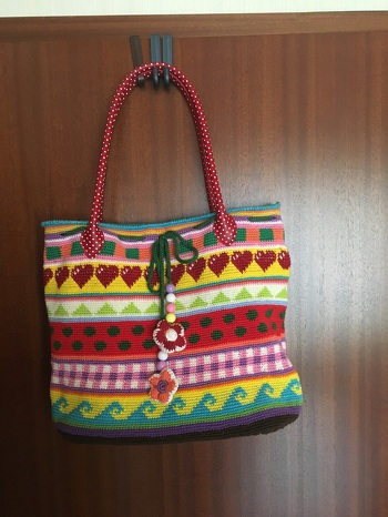 Die Tasche ist auch mit Baumwollgarn gehäkelt. Einzelne Mustersätze habe ich von einer Tasche aus dem Shop.