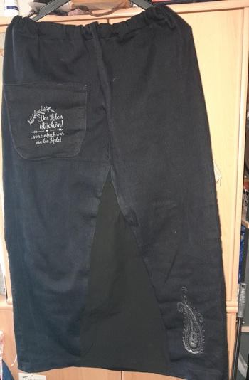 das war mal eine Skinnyjeans, von mir umgearbeitet zu einem schmalem langen Rock