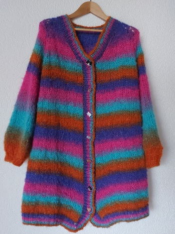 RVO-Cardigan, glatt rechts gestrickt mit NS8. Garn ist Yarnarz Bellissimo. Zoomt mal auf die Knöpfe 😻