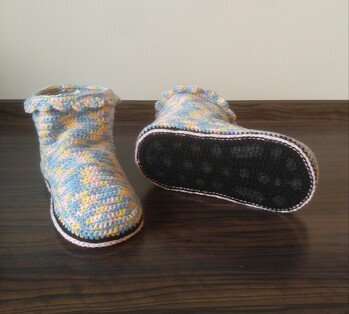 Mit rutschfester Sohle !
Sohle ist zweifach und mit einer Pfilzsohle (aus Tischset zugeschnitten) stabilisiert !