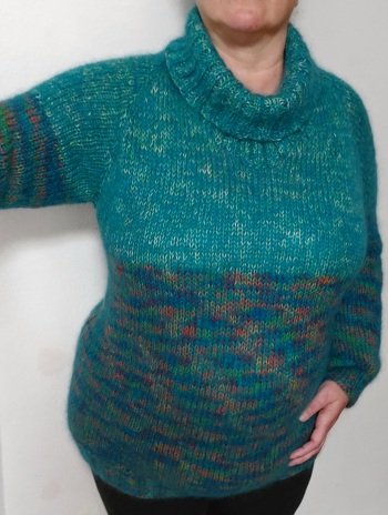 Diesen RVO habe ich aus zwei 4fädigen Sockengarnen und zwei Fäden Drops Kid Silk (Beilauf) mit NS8 glatt rechts gestrickt. Für die Bündchen und den Rollkragen habe ich NS5 bzw. NS6 benutzt. Der Pullover ist richtig schön flauschig.