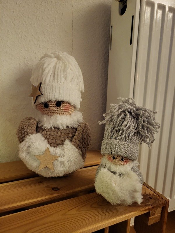 Winter Pummelchen mit Muff in 2 Gr&ouml;&szlig;en Acrylwolle s&uuml;&szlig;e Winterdeko 13-17 cm