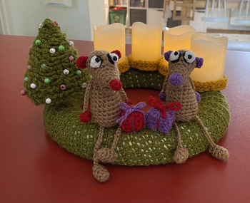 Adventskranz für die „Erdmännchen-Klasse“, in die meine jüngste Tochter seit dem Sommer geht. „Jan“ und Henry“ sind die Klassentiere der 1c.