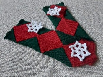 Das sind meine neuen Wichtelstulpen. Nach der Anleitung: https://www.crazypatterns.net/de/items/92425/patchwork-handstulpen-in-one-piece-strickanleitung
Das stricken geht superschnell, und ist absolut fernsehtauglich.