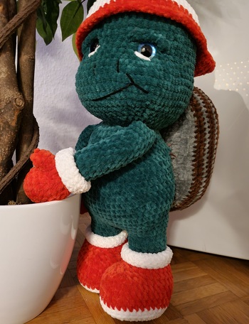 Tolle Anleitung, hat total Spaß gemacht.
Die Schildkröte 🐢 ist aus Chenille Wolle gehäkelt