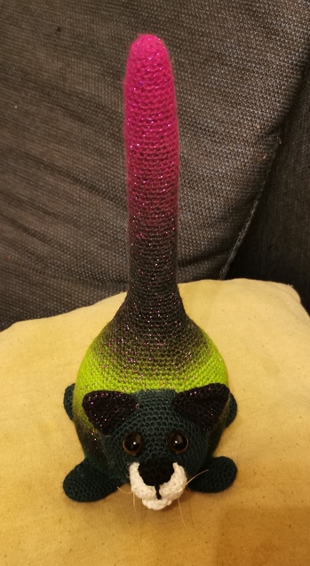 War schön nachzuarbeiten. Statt Borsten habe ich eine Angelschnur für die Barthaare verwendet. Die Unterteilung der Pfötchen habe ich weg gelassen.