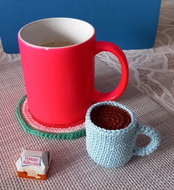 eine Schokotasse gefälligst? Gehäkelte Minitasse nach AL aus dem inet