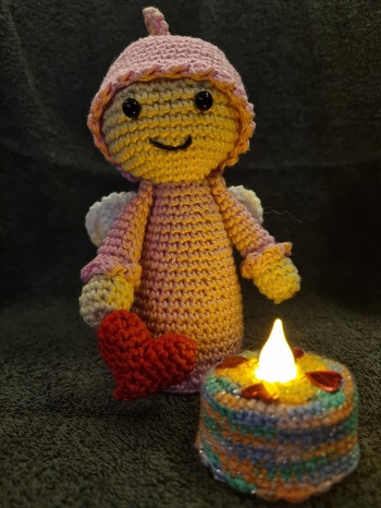 Den kleinen Engel zu häkeln macht Spaß und zaubert bei den Beschenkten ein Lächeln ins Gesicht.
Ich habe, für einen stabilen Stand, eine Pappscheibe in den Boden gelegt.
Das Herz gehört nicht zur Anleitung dazu. Das habe ich hinzugefügt.
Danke für den süßen Engel und die gute Anleitung 💖