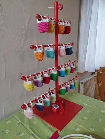 Ein hübscher Adventskalender, leicht zu häkeln und wiederverwendbar