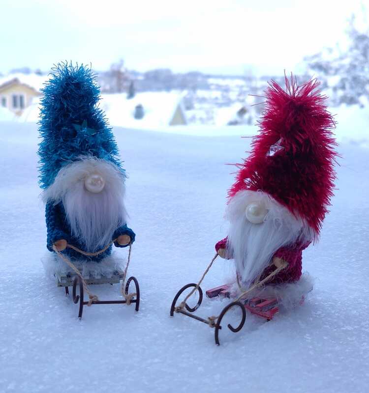 Dekofiguren Wichtel Schlitten und Ski fahren in 2 Varianten