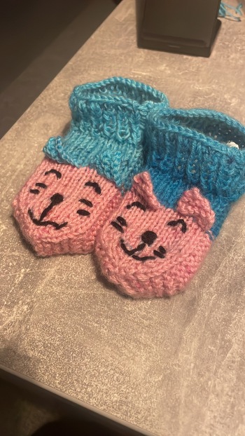 Die Hausschuhe ließen sich leicht Stricken. 😊