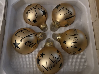 Schöne Bescherung … personalisierte Hingucker Kugeln  Dank Plotter und Vinyl-Folie 🤩 #loveit